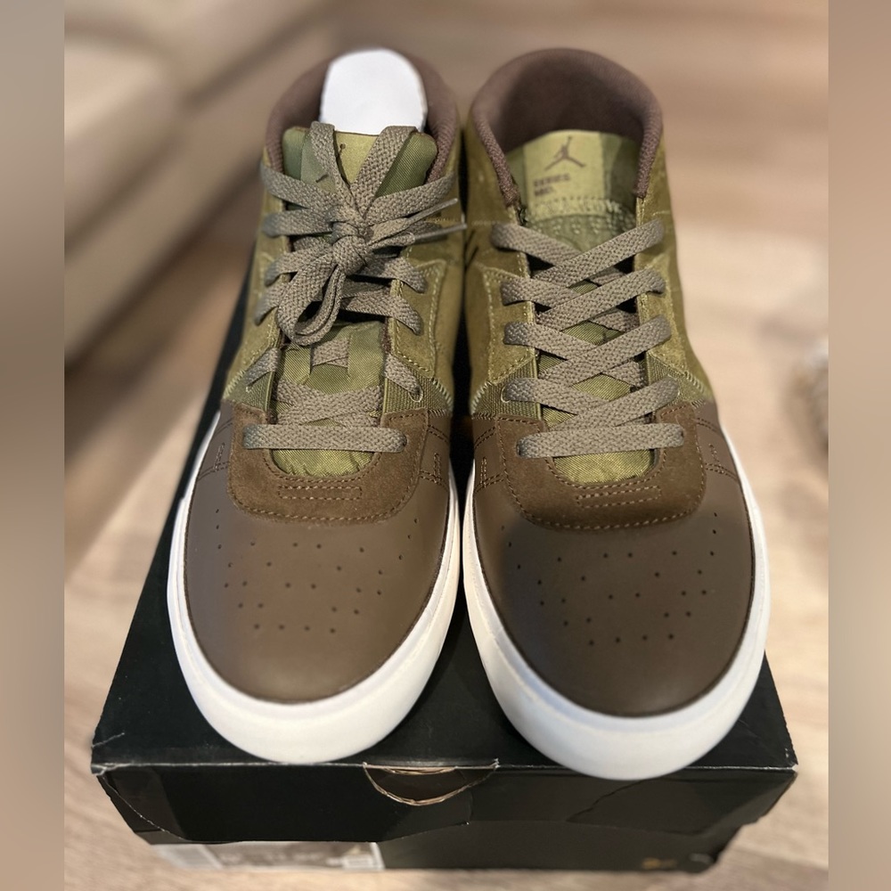 Men’s Jordon Series mid size 8.5